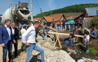 Primăria orașului Bocșa efectuează lucrări de igienizare și decolmatare